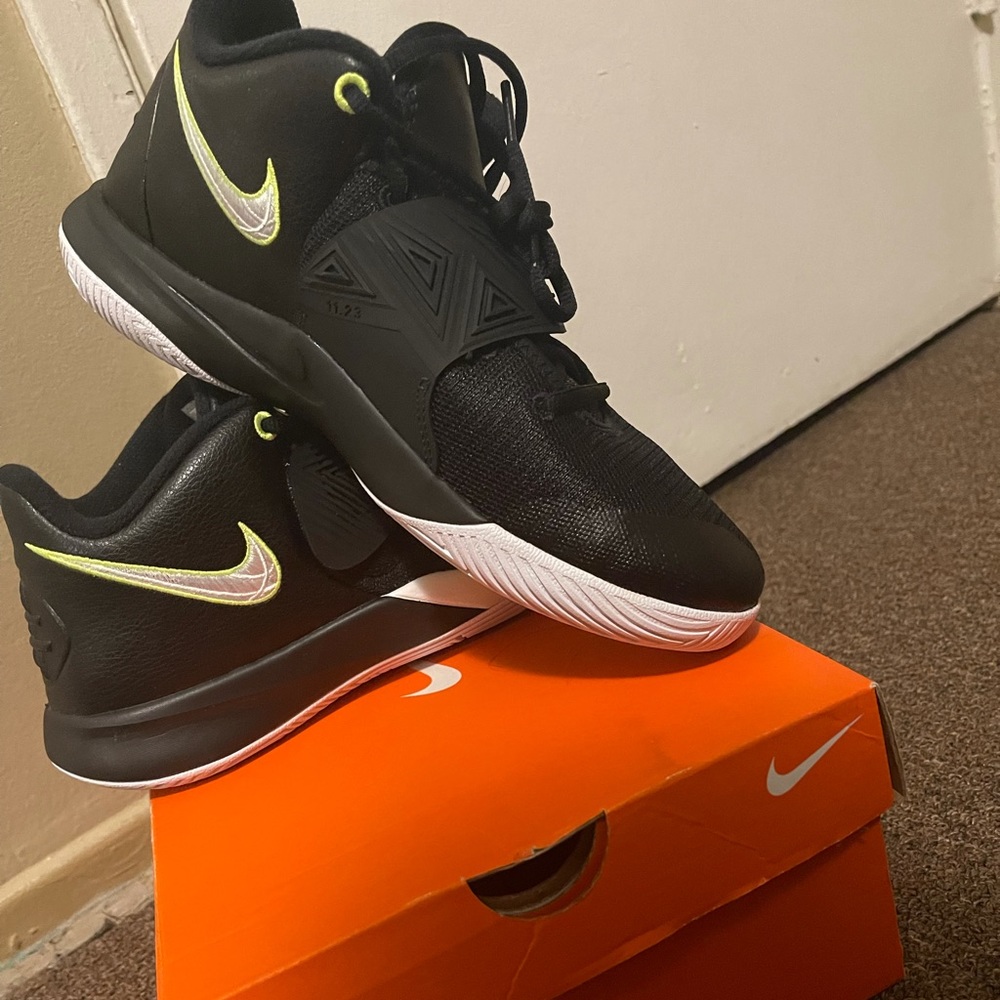 Kyrie flytrap 3
